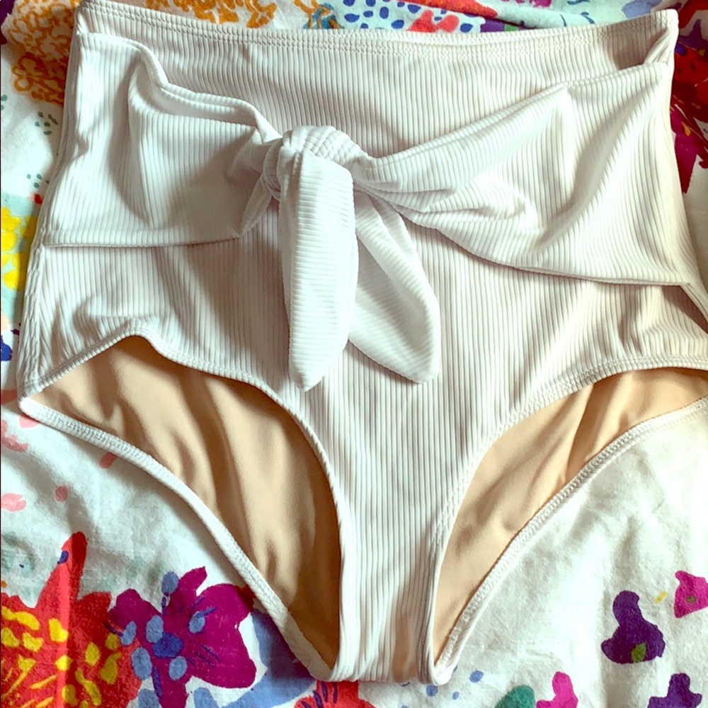 Nwot Kortni Jeane white ribbed tie front bottoms
